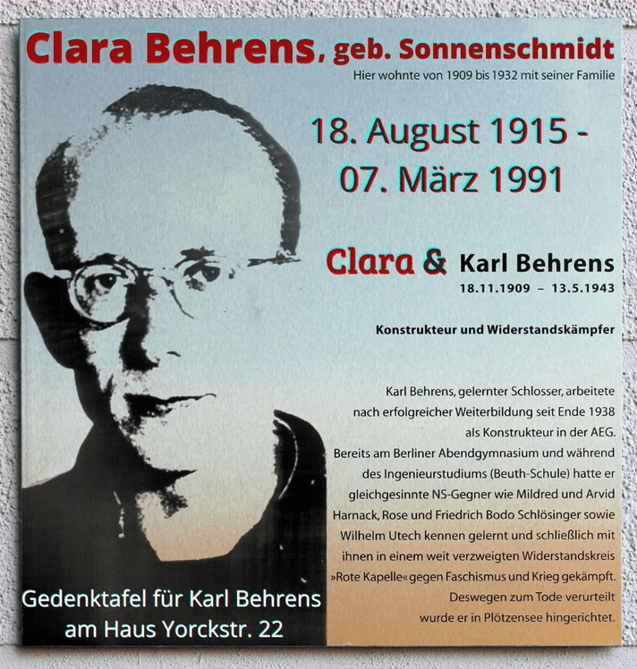 Gedenktafel für Karl Behrens, ergänzt von uns mit Claras Namen und Geburts- sowie Todestag.