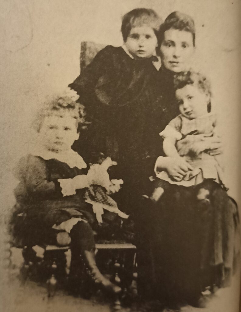 Mathilde Jacob (links) mit ihrer Mutter und ihren Schwestern