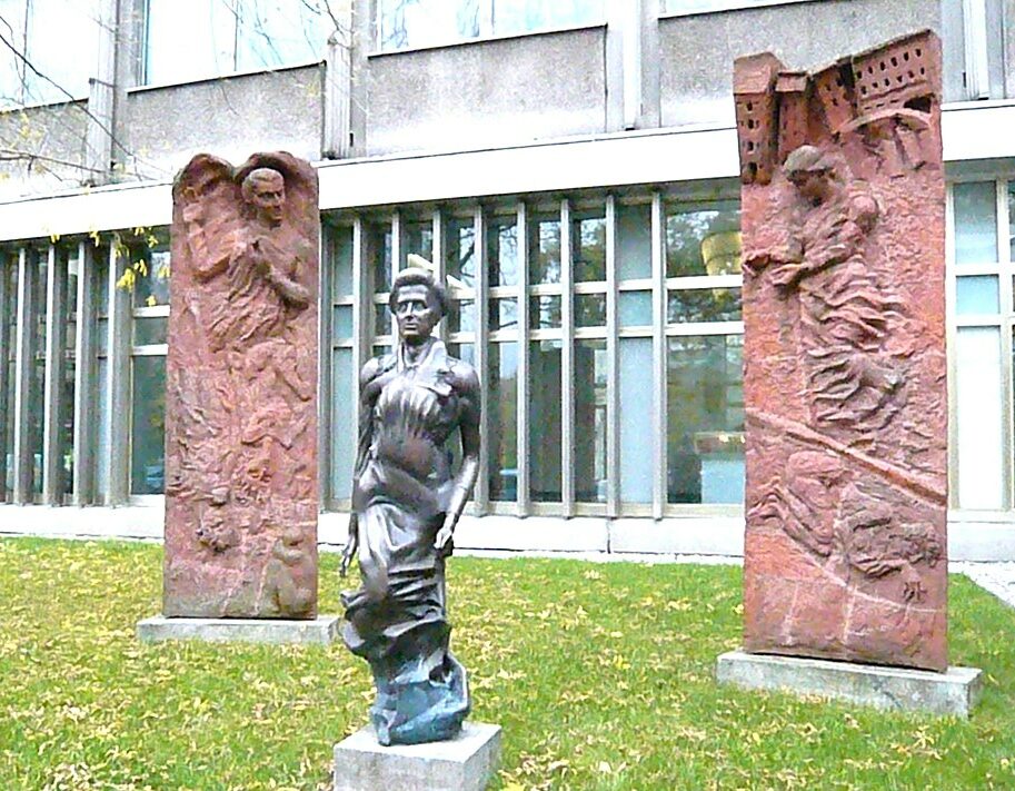 Skulptur am Franz-Mehring-Platz in Berlin-Friedrichshain: links Karl Liebknecht, vorne Rosa Luxemburg, rechts Mathilde Jacob